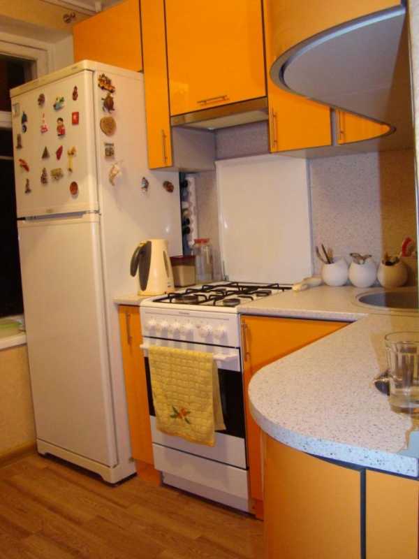 Угловая кухня с холодильником и котлом